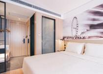 Atour Light House Hotel on the Bund Shanghai Enjoy a king-size bed room