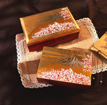 Spot Japan Yamanaka Lacquer Gold Foil Sakura Fuji clockwork music box with mirror jewelry box gift 7V-422