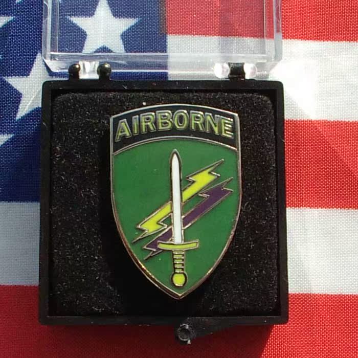 U.S. Airborne Metal Chest Emblem AirBorne Badge Mini Identification Stamp Commemorative Stamp Green Background