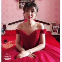 Red wedding dress fashion shoulder bride toast welcome sitting on bed back door banquet host performance puffy dress